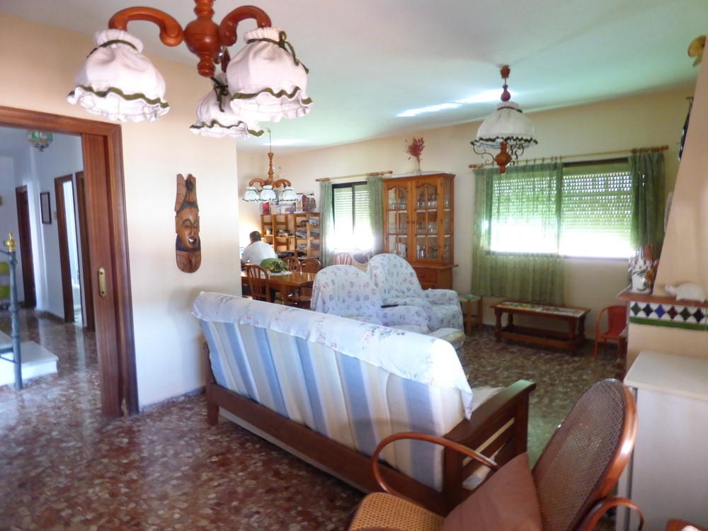 Villa en venta en Las Lagunas, Mijas + 6 naves colindantes