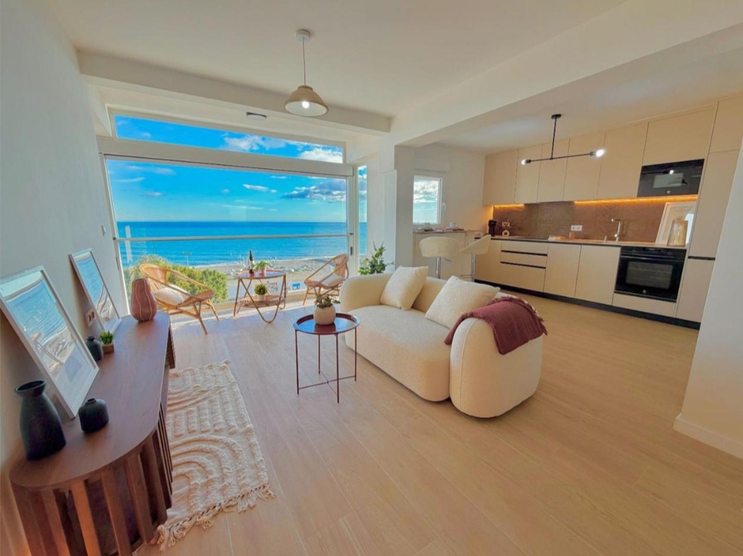 شقة للبيع في Paseo Marítimo de Levante (Torre del Mar)