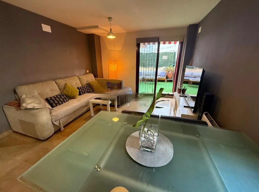 Piso con espectacular terraza de 35 m² y acceso directo a piscina en Torremolinos