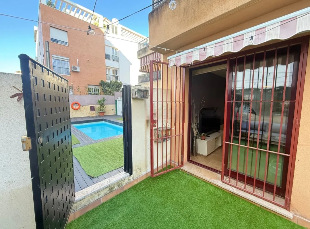 Piso con espectacular terraza de 35 m² y acceso directo a piscina en Torremolinos