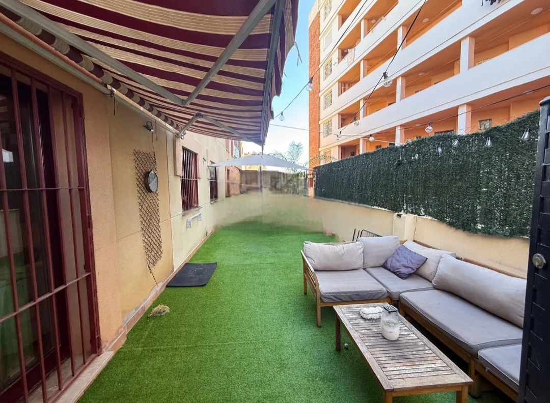 Piso con espectacular terraza de 35 m² y acceso directo a piscina en Torremolinos