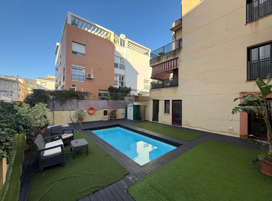Piso con espectacular terraza de 35 m² y acceso directo a piscina en Torremolinos