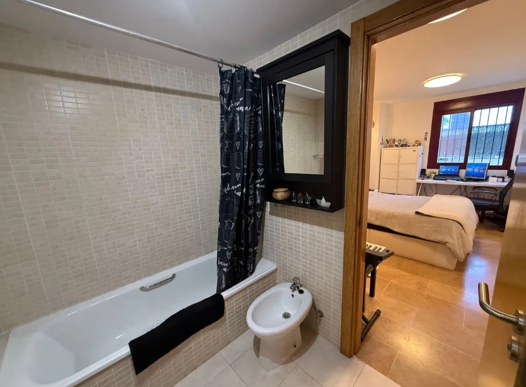 Piso con espectacular terraza de 35 m² y acceso directo a piscina en Torremolinos