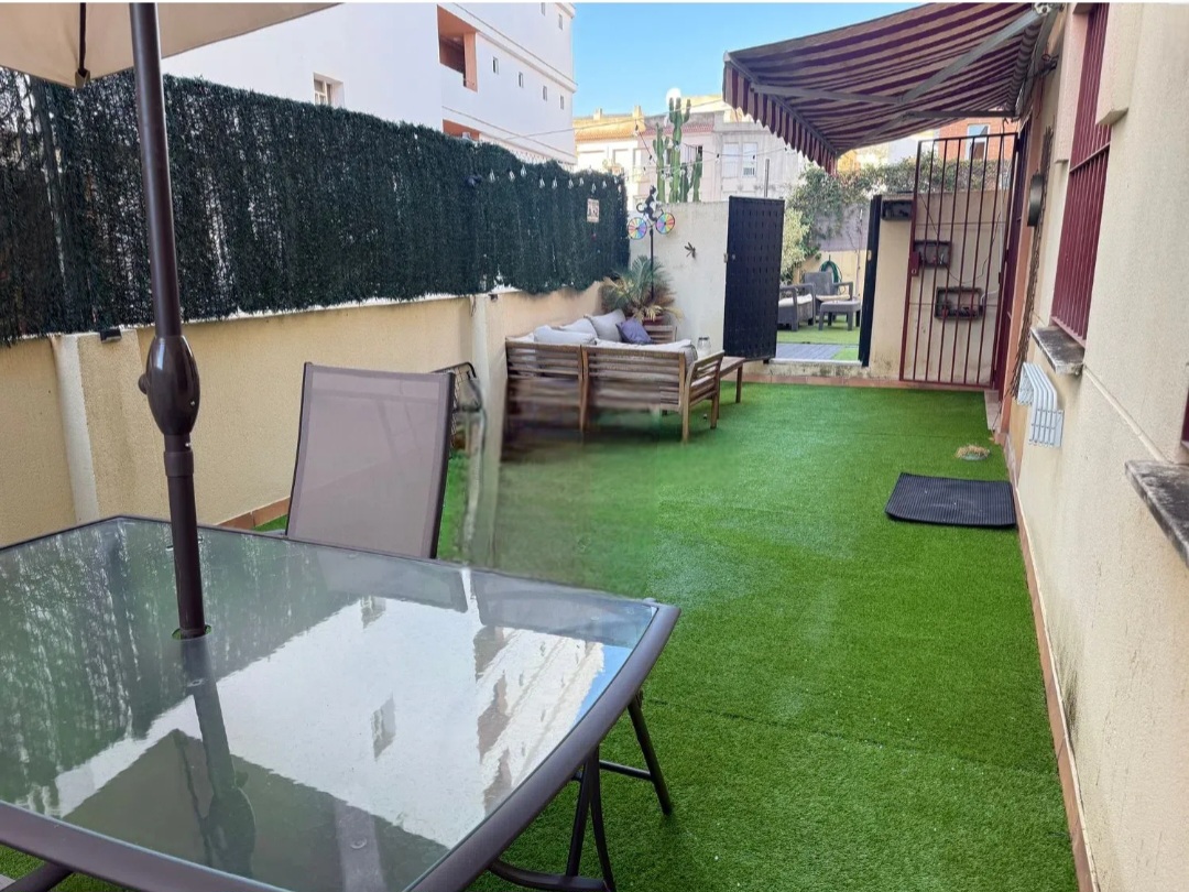 Piso con espectacular terraza de 35 m² y acceso directo a piscina en Torremolinos