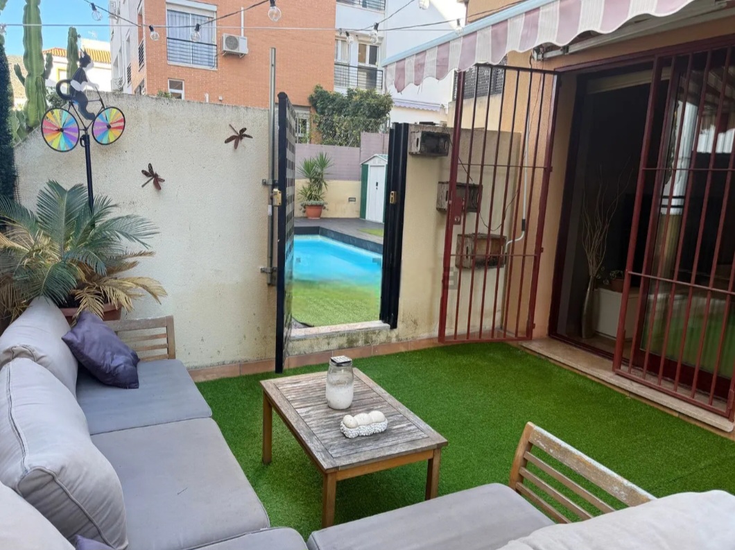 Piso con espectacular terraza de 35 m² y acceso directo a piscina en Torremolinos