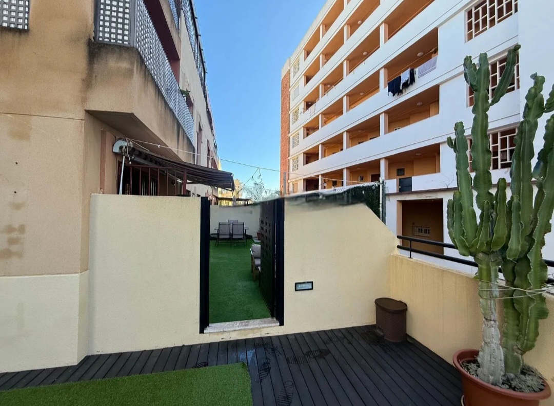 Piso con espectacular terraza de 35 m² y acceso directo a piscina en Torremolinos