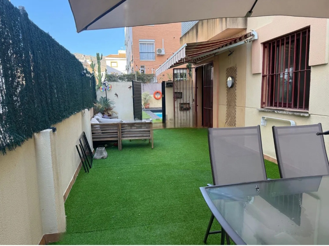 Piso con espectacular terraza de 35 m² y acceso directo a piscina en Torremolinos