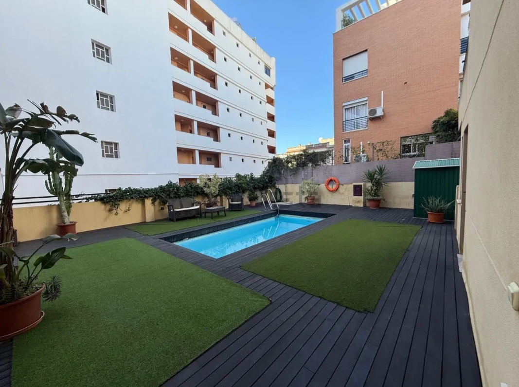 Piso con espectacular terraza de 35 m² y acceso directo a piscina en Torremolinos