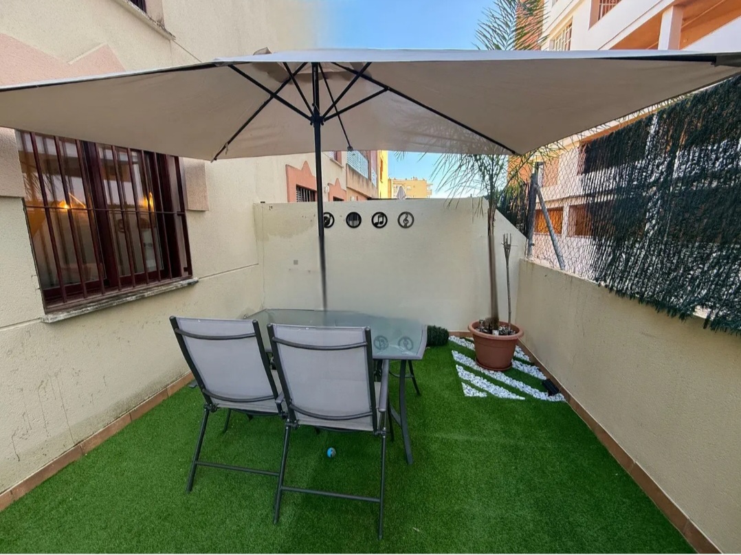 Piso con espectacular terraza de 35 m² y acceso directo a piscina en Torremolinos