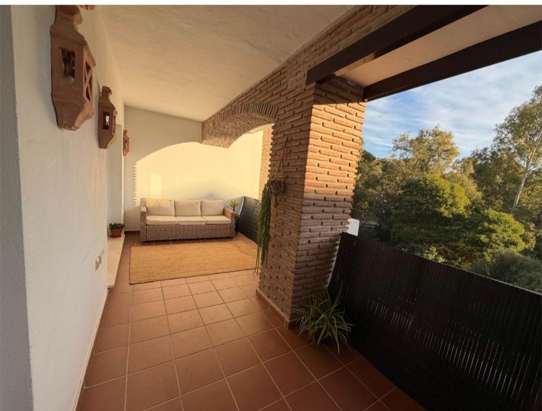 Precioso apartamento de tres dormitorios en Benahavis