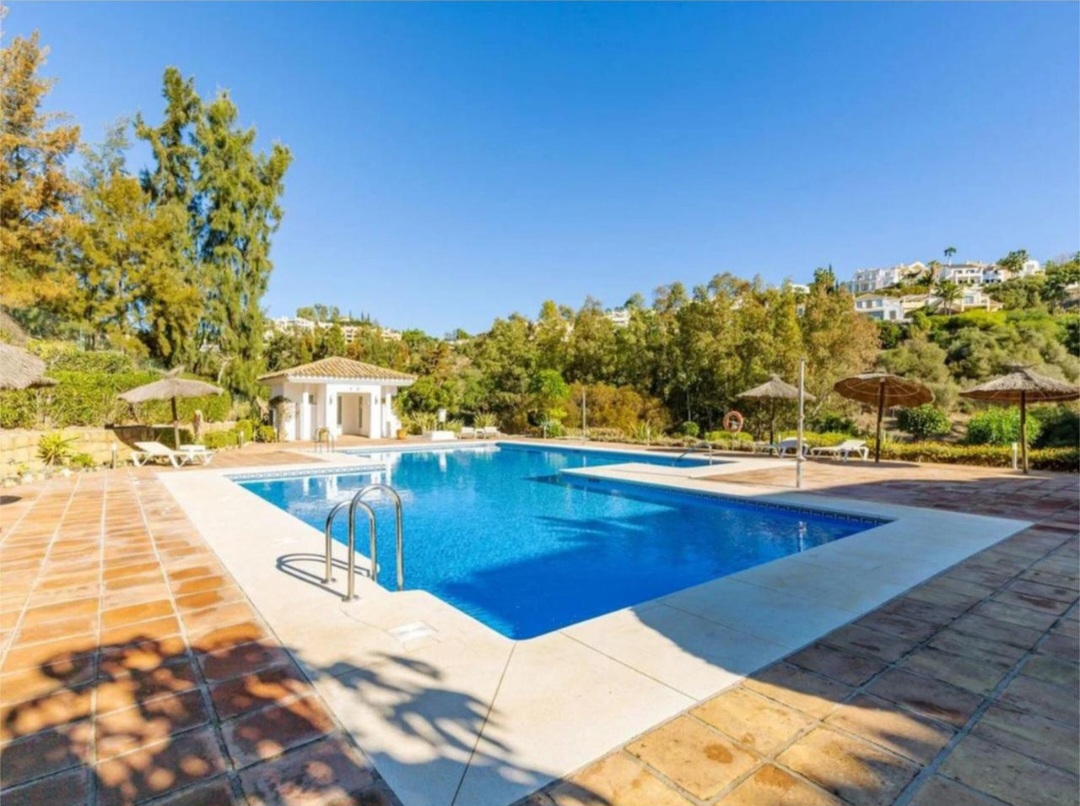 Precioso apartamento de tres dormitorios en Benahavis