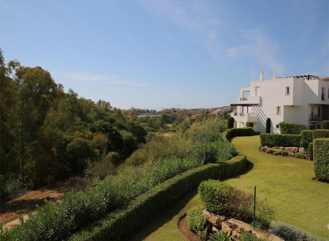 Precioso apartamento de tres dormitorios en Benahavis