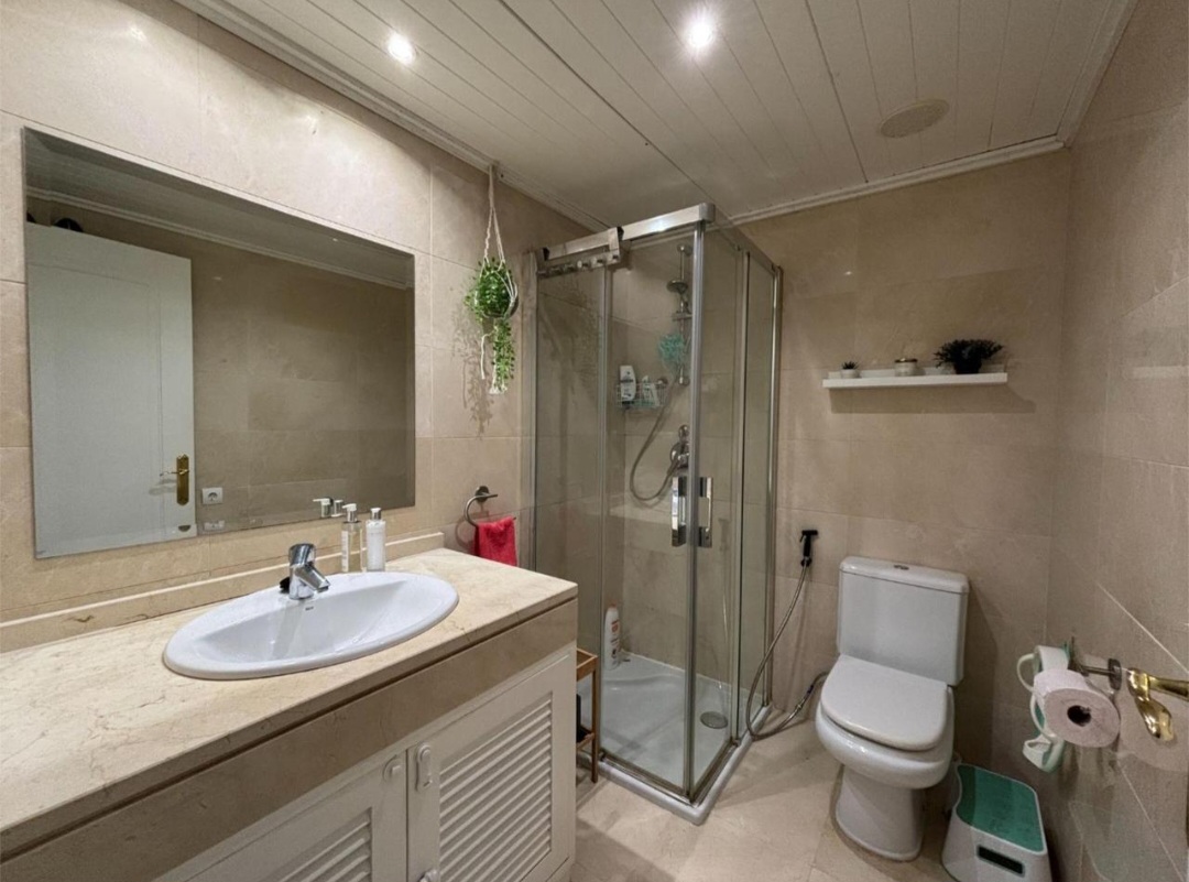 Precioso apartamento de tres dormitorios en Benahavis