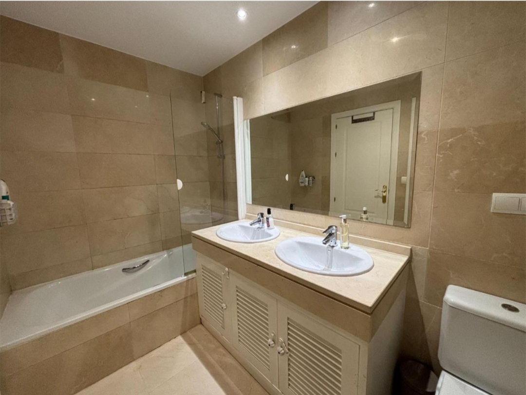 Precioso apartamento de tres dormitorios en Benahavis