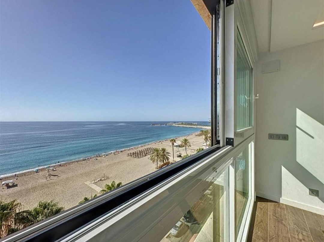 Espectacular piso frontal al mar con vistas inmejorables a la Bahía de Málaga