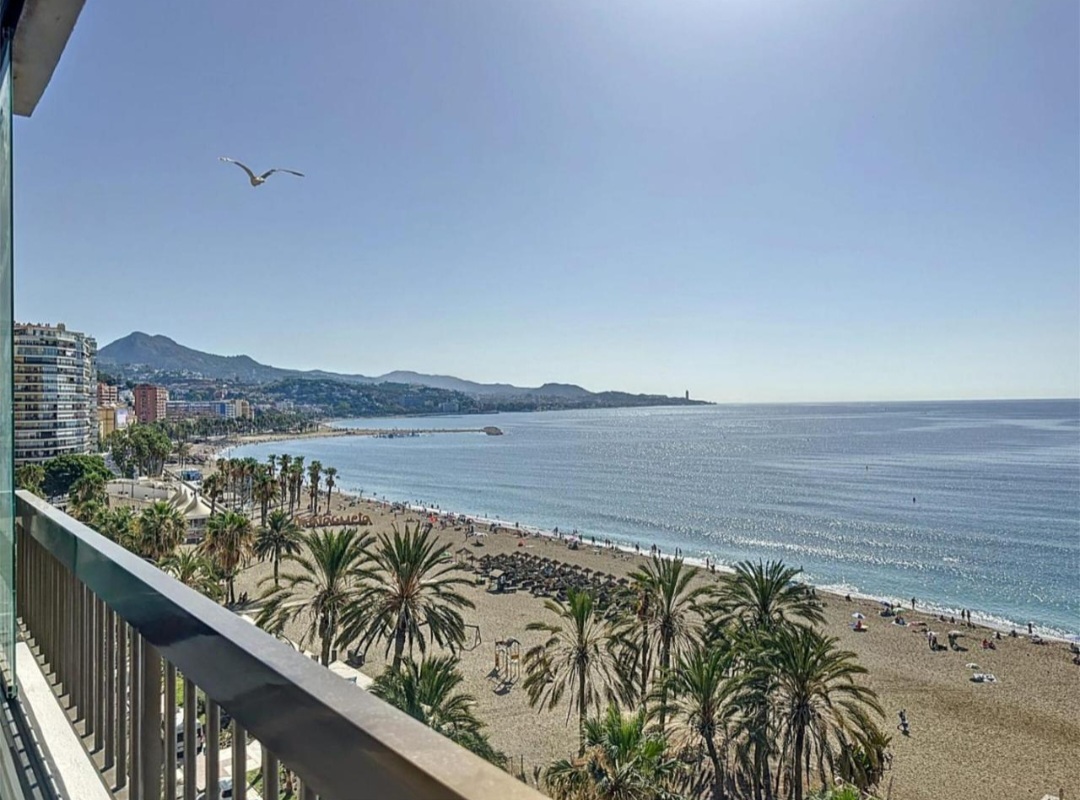Espectacular piso frontal al mar con vistas inmejorables a la Bahía de Málaga