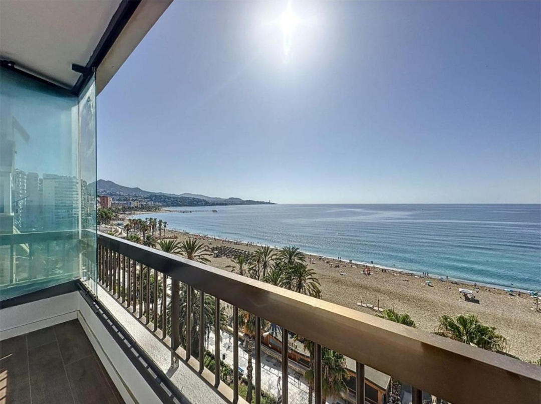 Espectacular piso frontal al mar con vistas inmejorables a la Bahía de Málaga