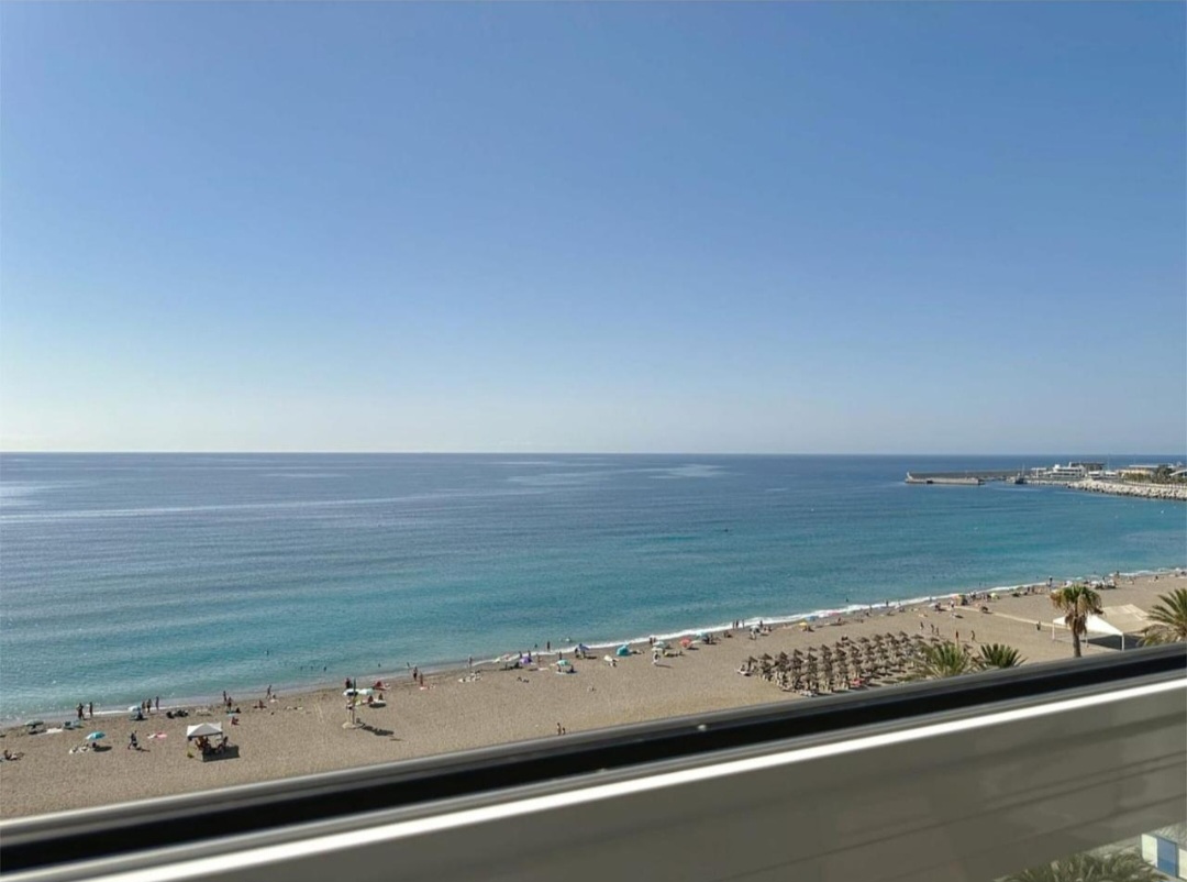 Espectacular piso frontal al mar con vistas inmejorables a la Bahía de Málaga