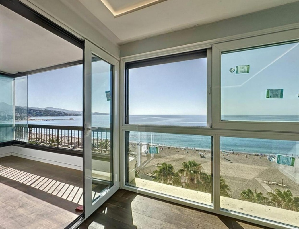 Espectacular piso frontal al mar con vistas inmejorables a la Bahía de Málaga