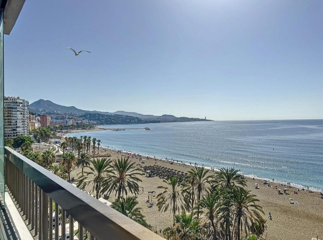 Espectacular piso frontal al mar con vistas inmejorables a la Bahía de Málaga