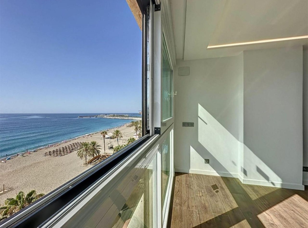 Espectacular piso frontal al mar con vistas inmejorables a la Bahía de Málaga