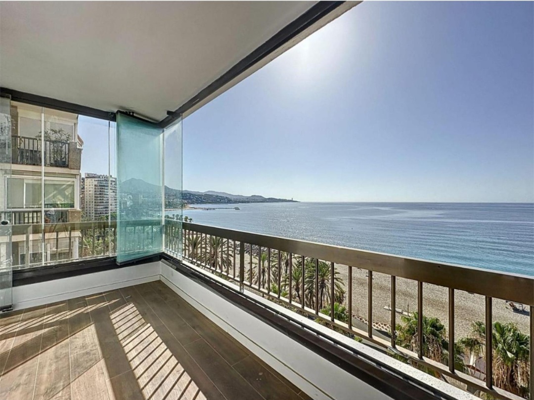 Espectacular piso frontal al mar con vistas inmejorables a la Bahía de Málaga