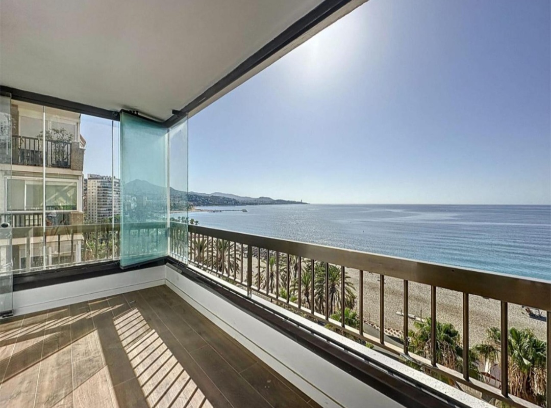 Espectacular piso frontal al mar con vistas inmejorables a la Bahía de Málaga