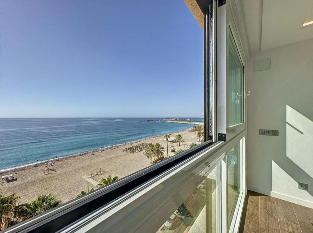 Espectacular piso frontal al mar con vistas inmejorables a la Bahía de Málaga
