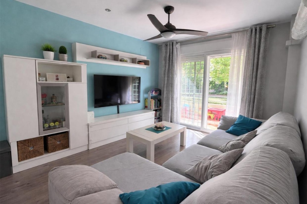 Apartamento en esquina con garaje, trastero y piscina en La Colina – Torremolinos