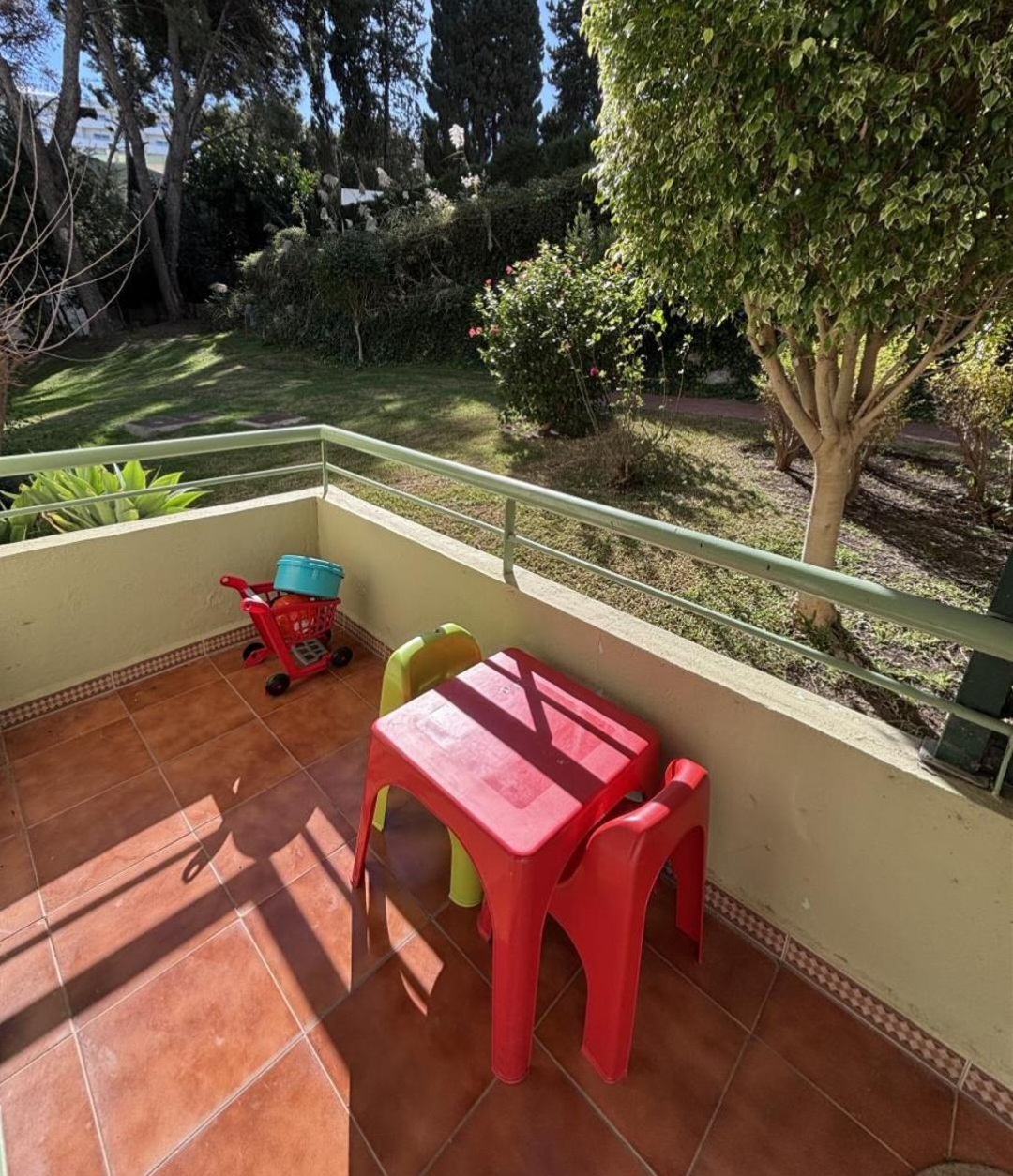 Apartamento en esquina con garaje, trastero y piscina en La Colina – Torremolinos