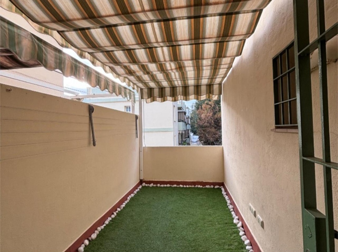 Apartamento en esquina con garaje, trastero y piscina en La Colina – Torremolinos