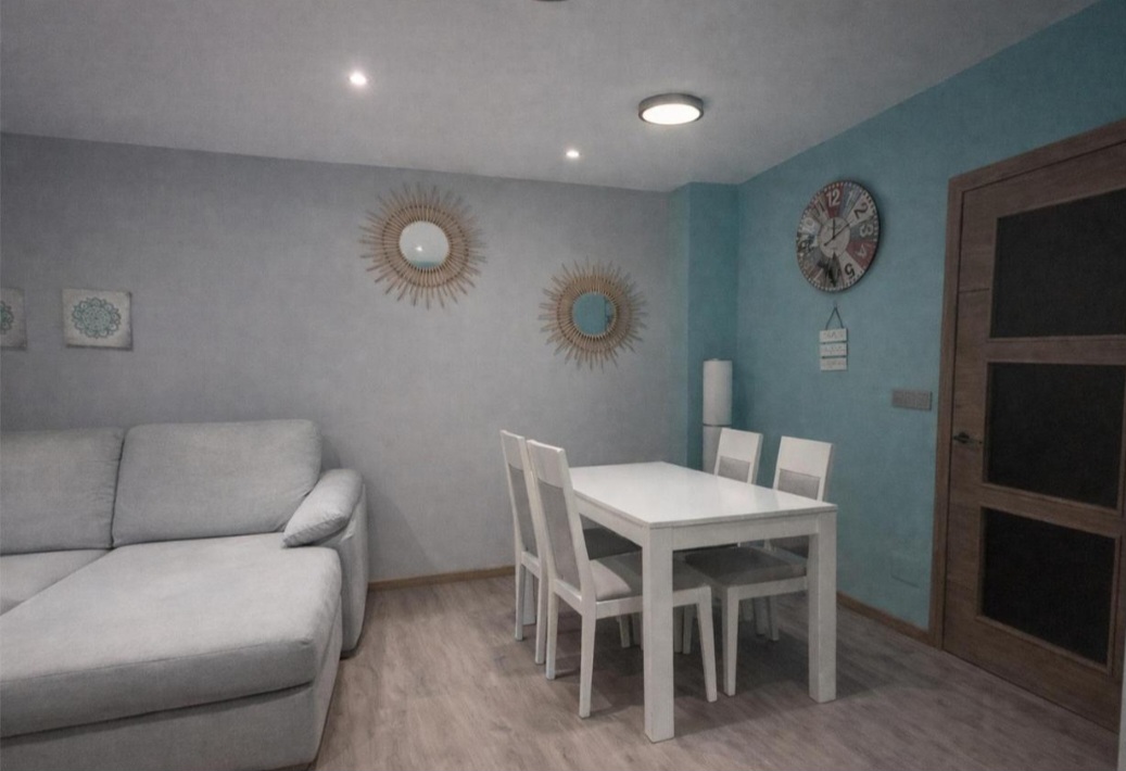 Apartamento en esquina con garaje, trastero y piscina en La Colina – Torremolinos