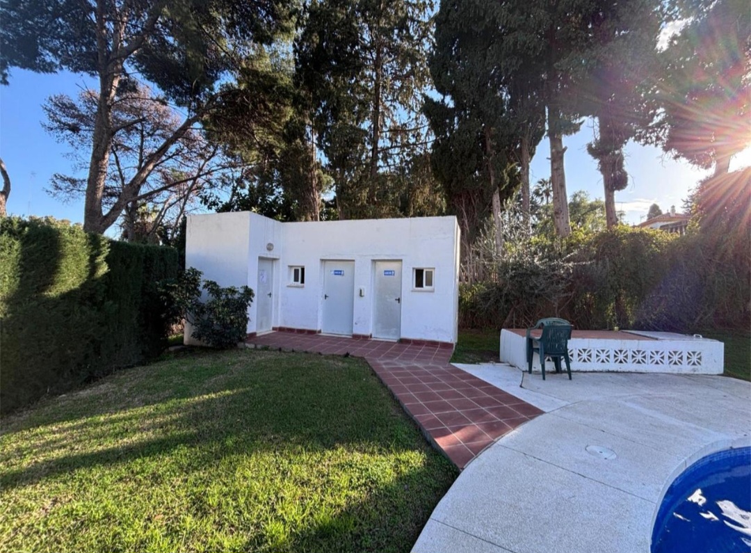 Apartamento en esquina con garaje, trastero y piscina en La Colina – Torremolinos