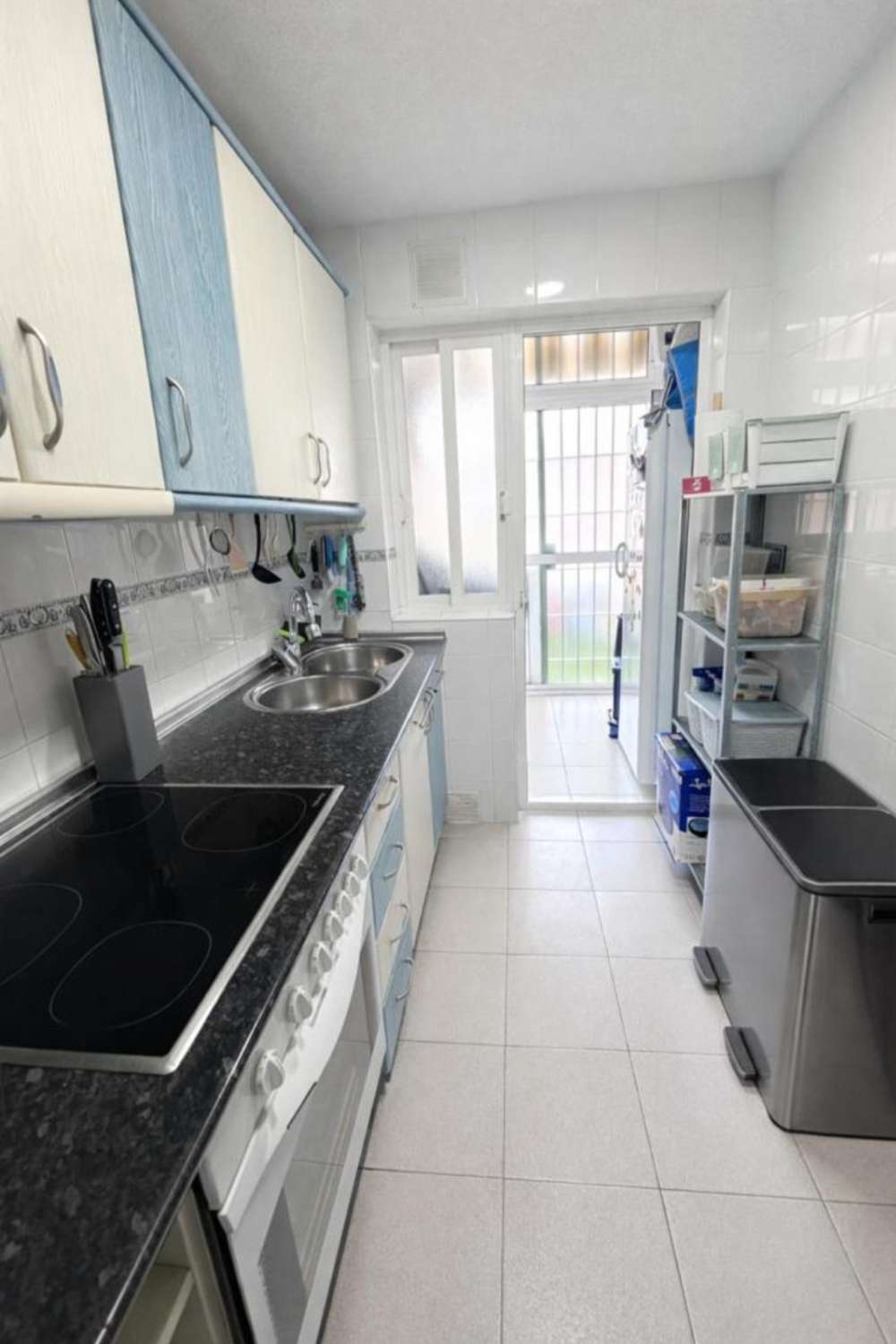 Apartamento en esquina con garaje, trastero y piscina en La Colina – Torremolinos