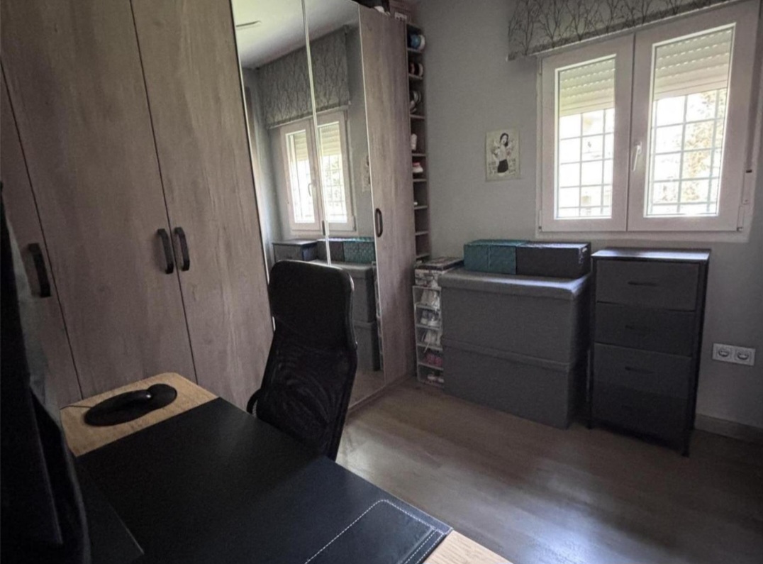 Apartamento en esquina con garaje, trastero y piscina en La Colina – Torremolinos