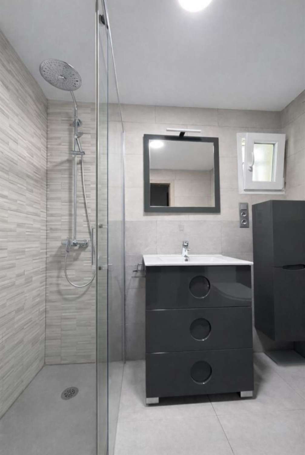 Apartamento en esquina con garaje, trastero y piscina en La Colina – Torremolinos