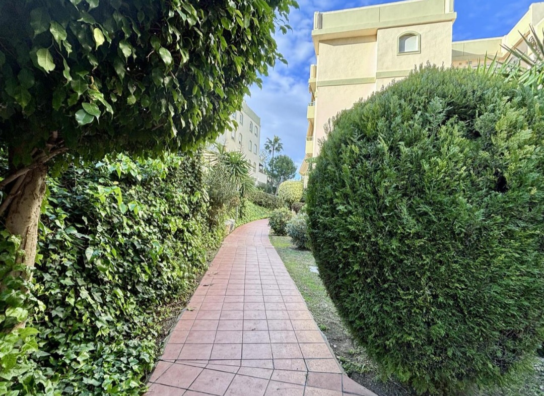 Apartamento en esquina con garaje, trastero y piscina en La Colina – Torremolinos