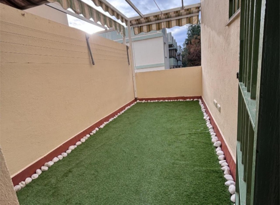 Apartamento en esquina con garaje, trastero y piscina en La Colina – Torremolinos