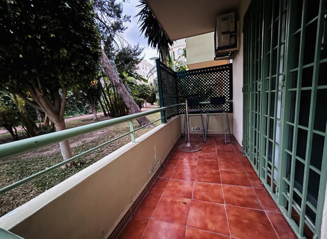 Apartamento en esquina con garaje, trastero y piscina en La Colina – Torremolinos