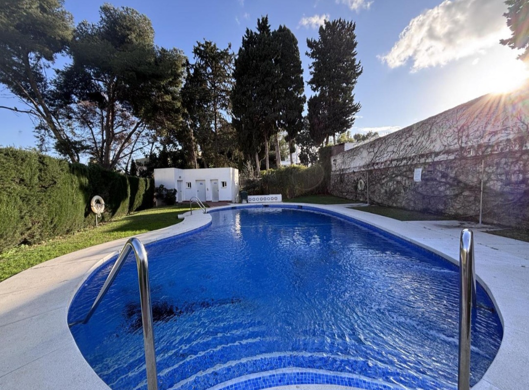Apartamento en esquina con garaje, trastero y piscina en La Colina – Torremolinos