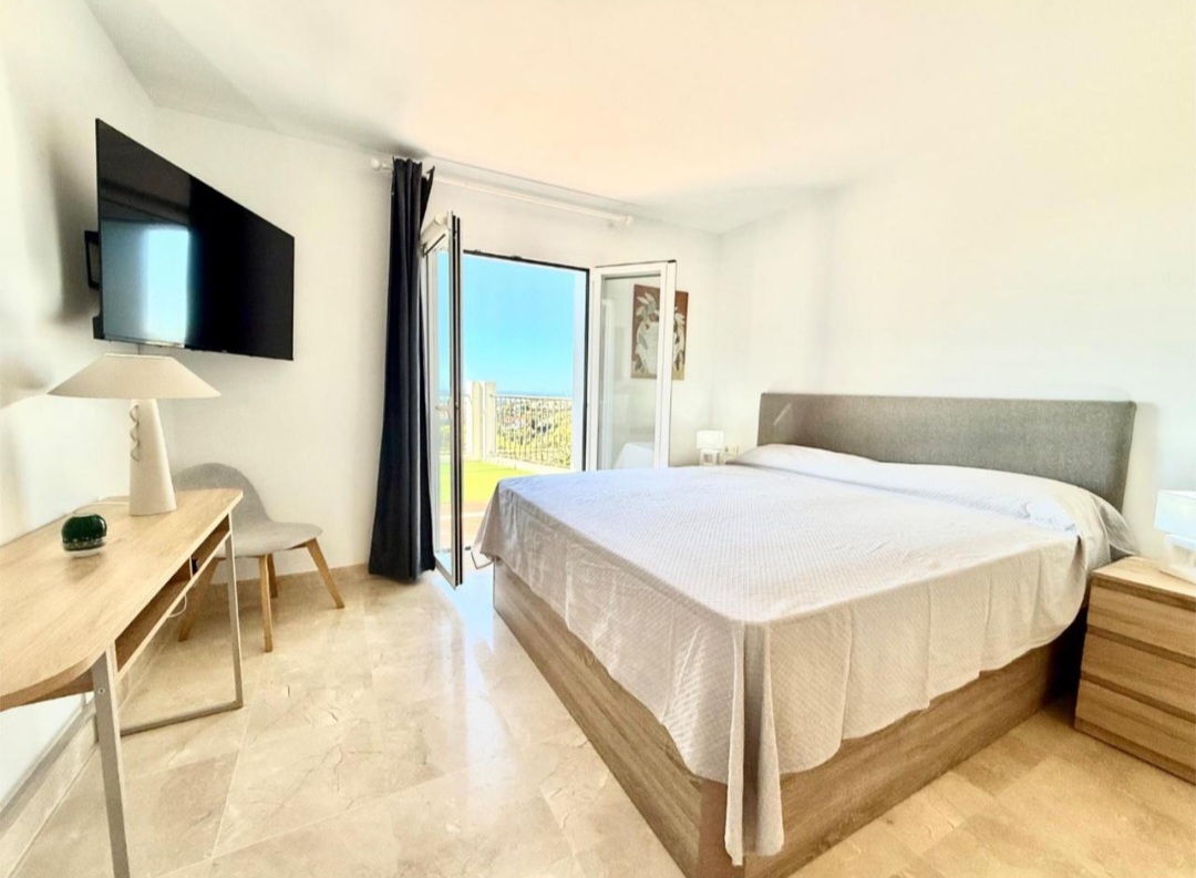 Bajo con jardín privado y vistas panorámicas al mar en Paraiso Pueblo, Benahavís