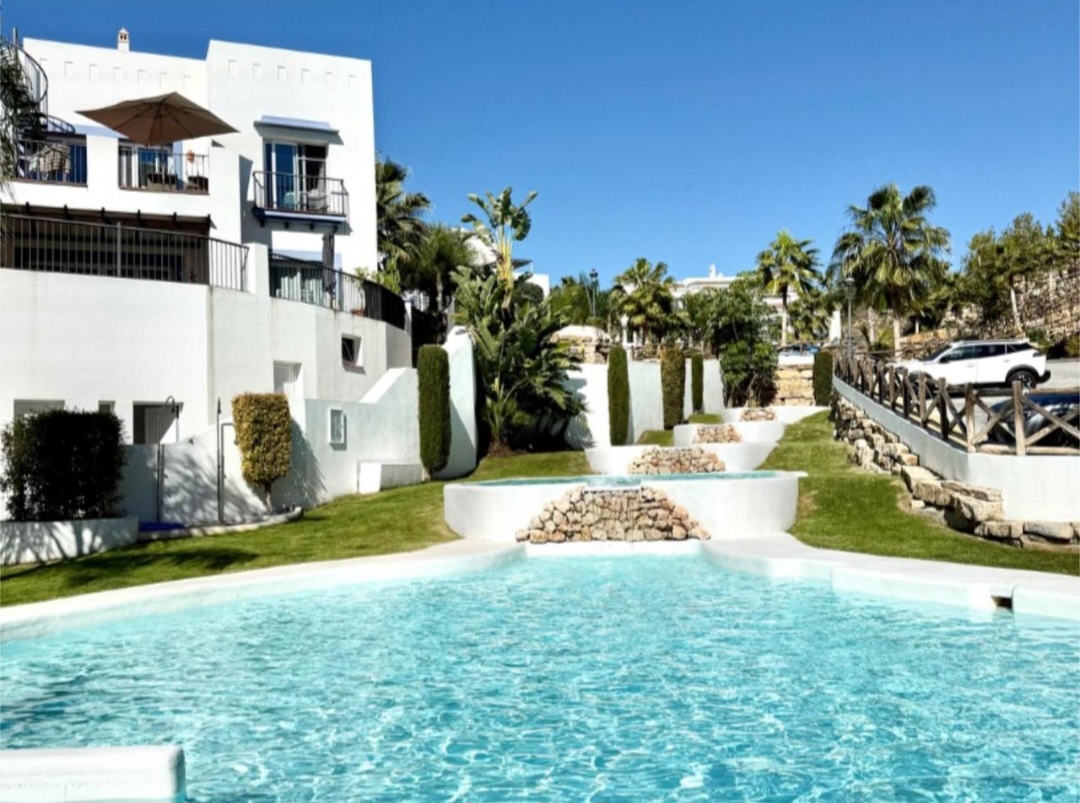 Bajo con jardín privado y vistas panorámicas al mar en Paraiso Pueblo, Benahavís