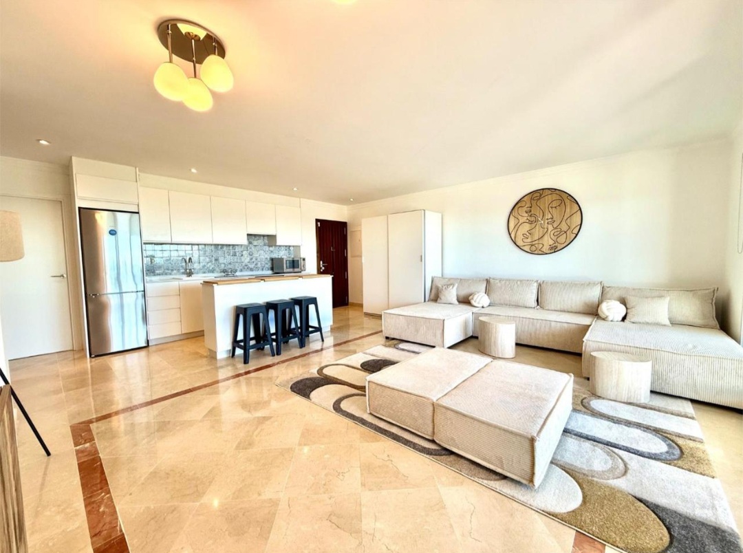 Bajo con jardín privado y vistas panorámicas al mar en Paraiso Pueblo, Benahavís