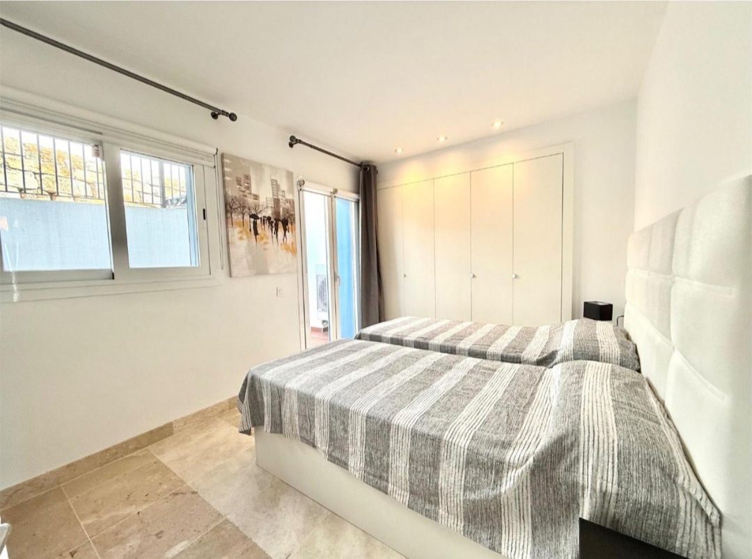 Bajo con jardín privado y vistas panorámicas al mar en Paraiso Pueblo, Benahavís