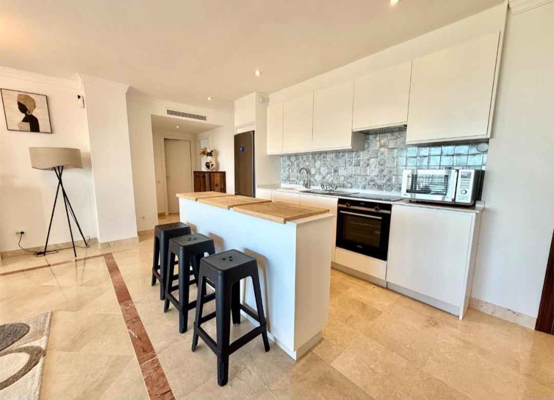 Bajo con jardín privado y vistas panorámicas al mar en Paraiso Pueblo, Benahavís