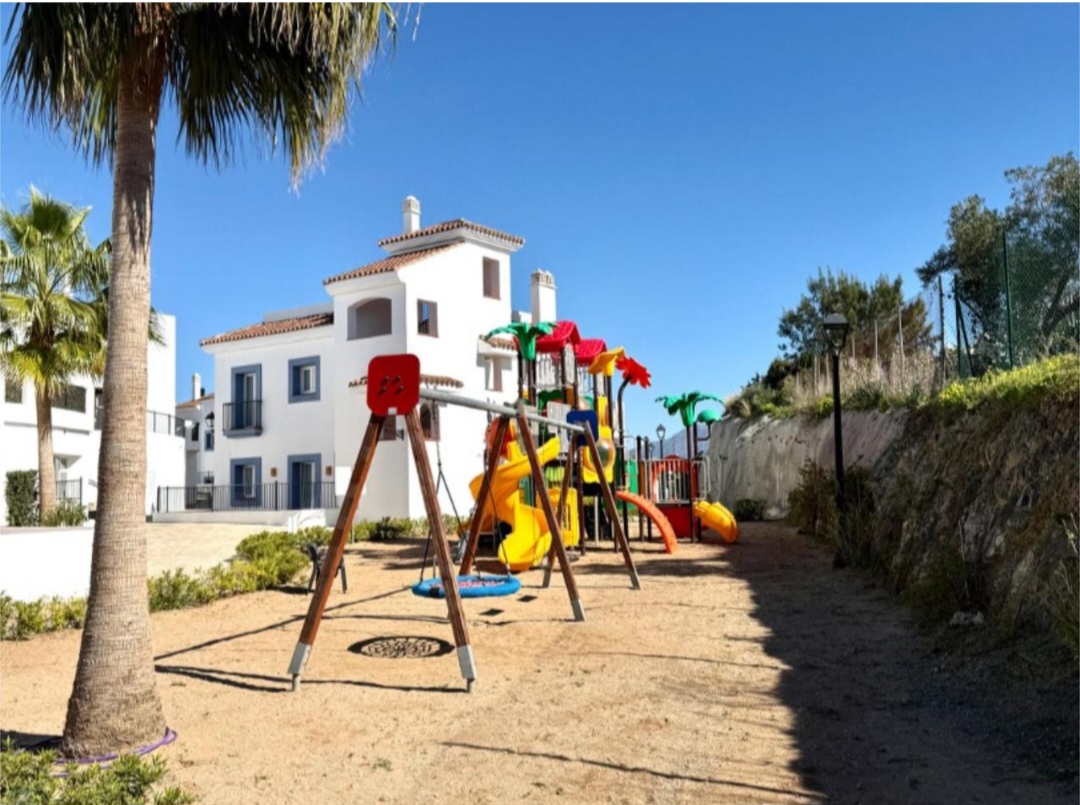 Bajo con jardín privado y vistas panorámicas al mar en Paraiso Pueblo, Benahavís