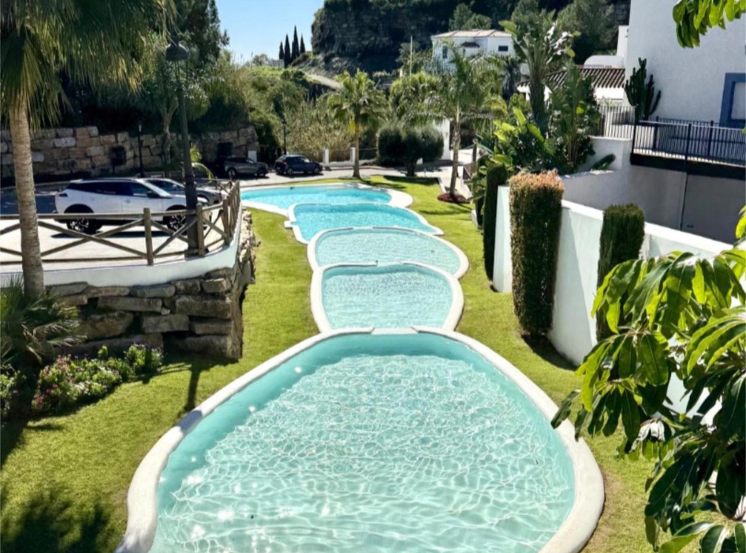 Bajo con jardín privado y vistas panorámicas al mar en Paraiso Pueblo, Benahavís