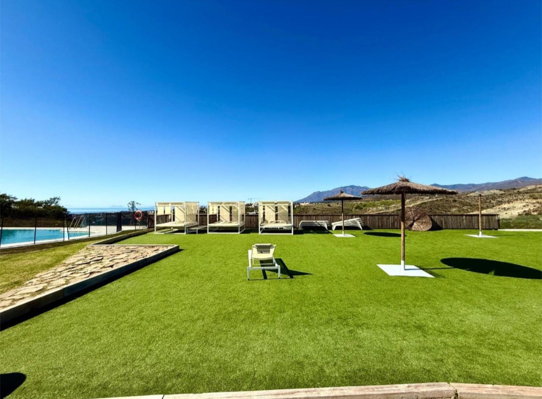 Bajo con jardín privado y vistas panorámicas al mar en Paraiso Pueblo, Benahavís