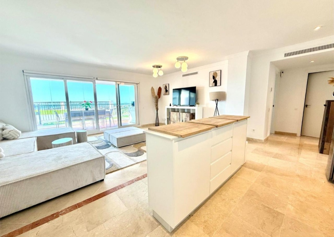 Bajo con jardín privado y vistas panorámicas al mar en Paraiso Pueblo, Benahavís