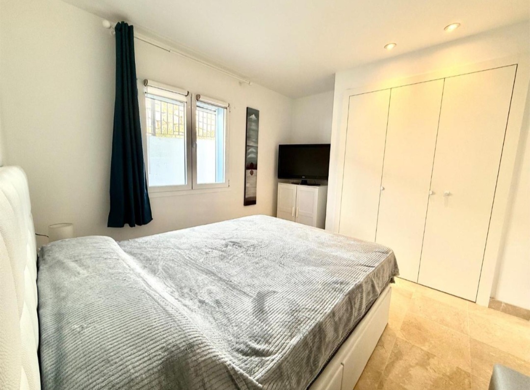 Bajo con jardín privado y vistas panorámicas al mar en Paraiso Pueblo, Benahavís